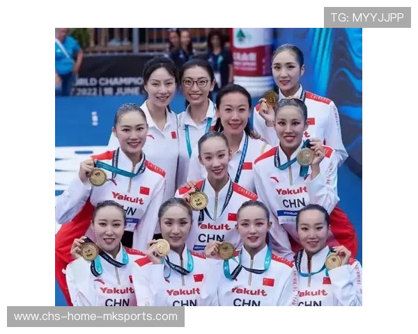 花样游泳团队动作整齐如复制粘贴